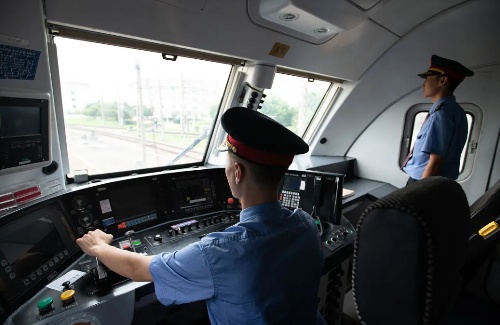 非鐵路專業(yè)能參加火車司機(jī)短期培訓(xùn)嗎？火車司機(jī)招聘要求